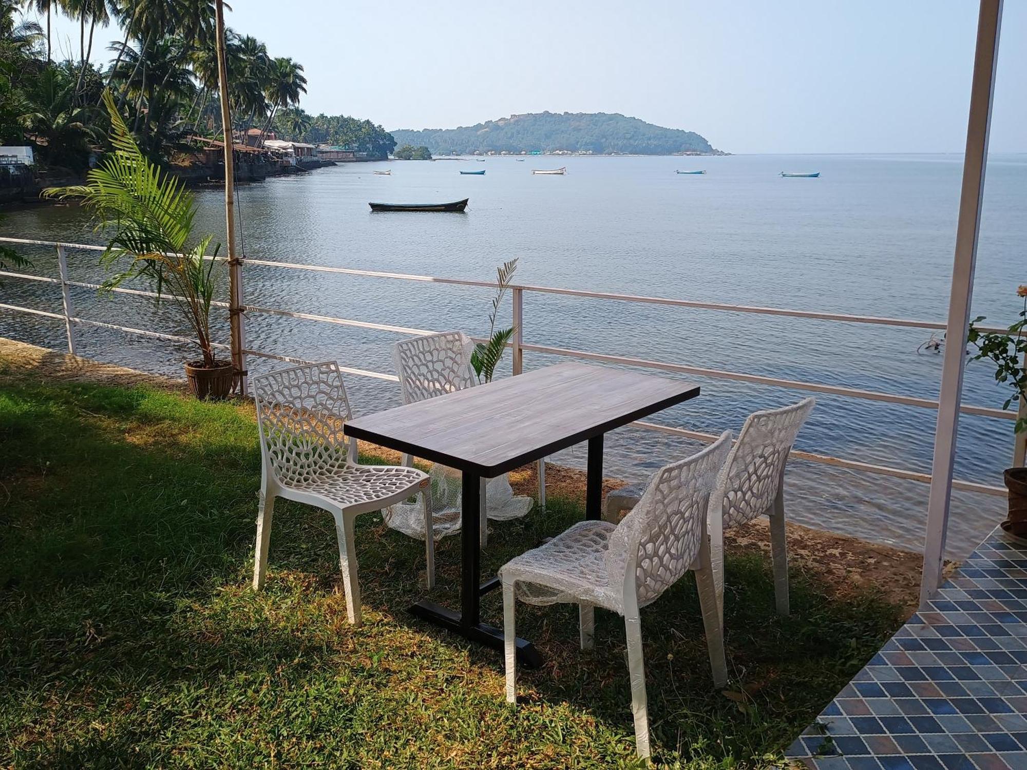 Gs Home On The Bay - Super Sea View Glass Studio Apartment 바가토르 외부 사진